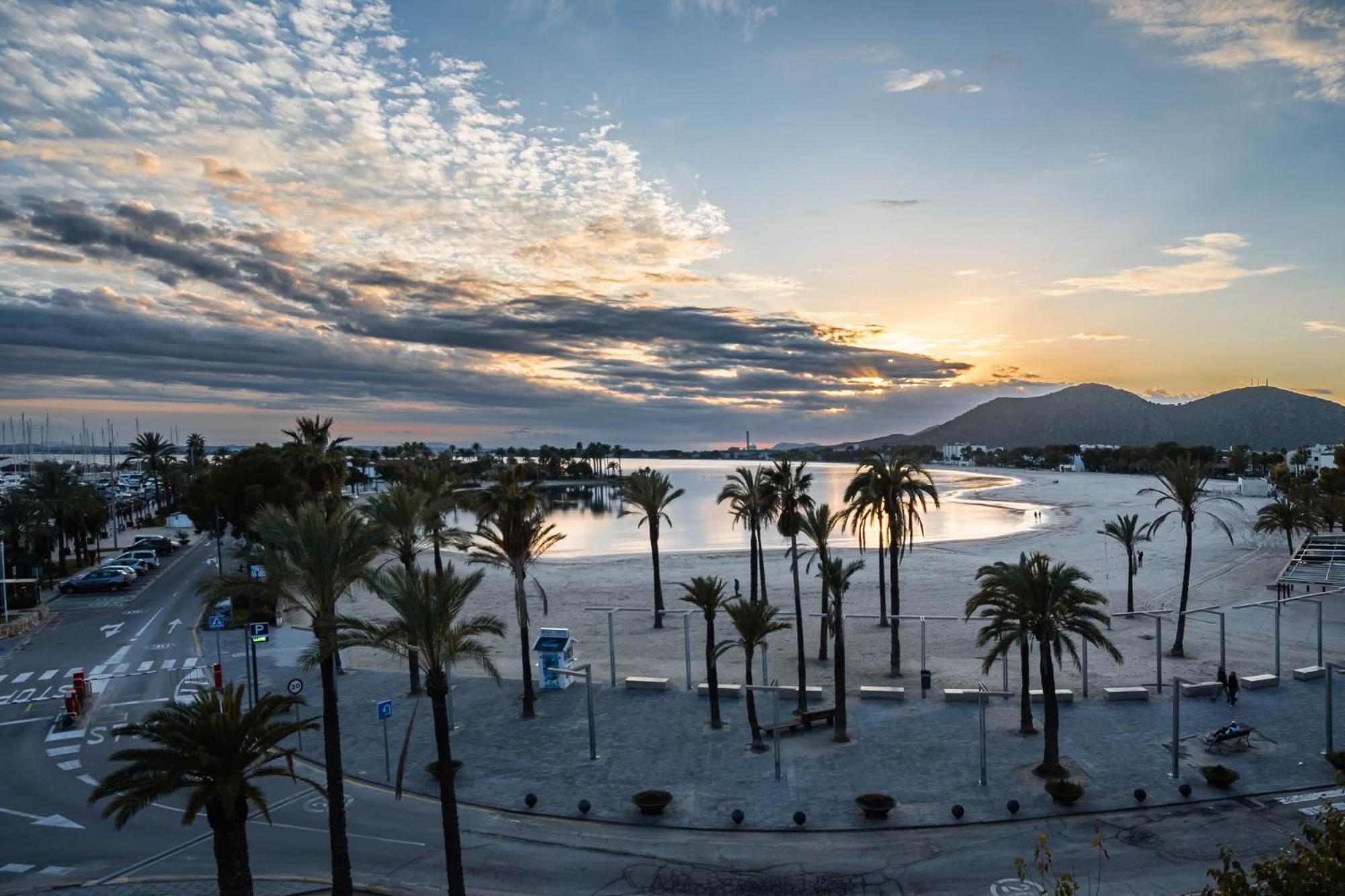 Luxury Sea View Apartment In Puerto De Alcudia Bagian luar foto